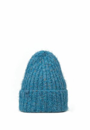 Gorro de lana azul tejido con patrón acanalado y un puño doblado con una pequeña etiqueta rectangular de tela con la marca.