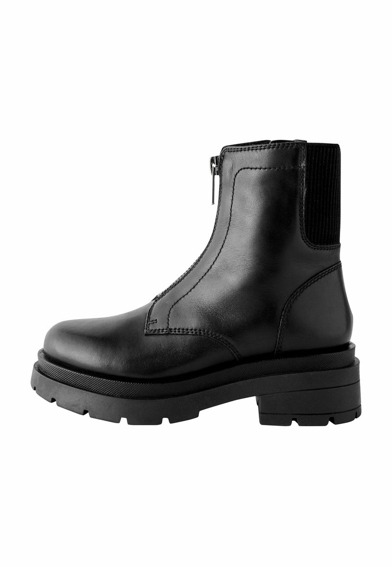 Svarta läderankelboots med en kraftig sula, sidodragkedja och elastisk panel. Slät textur och design med rund tå.