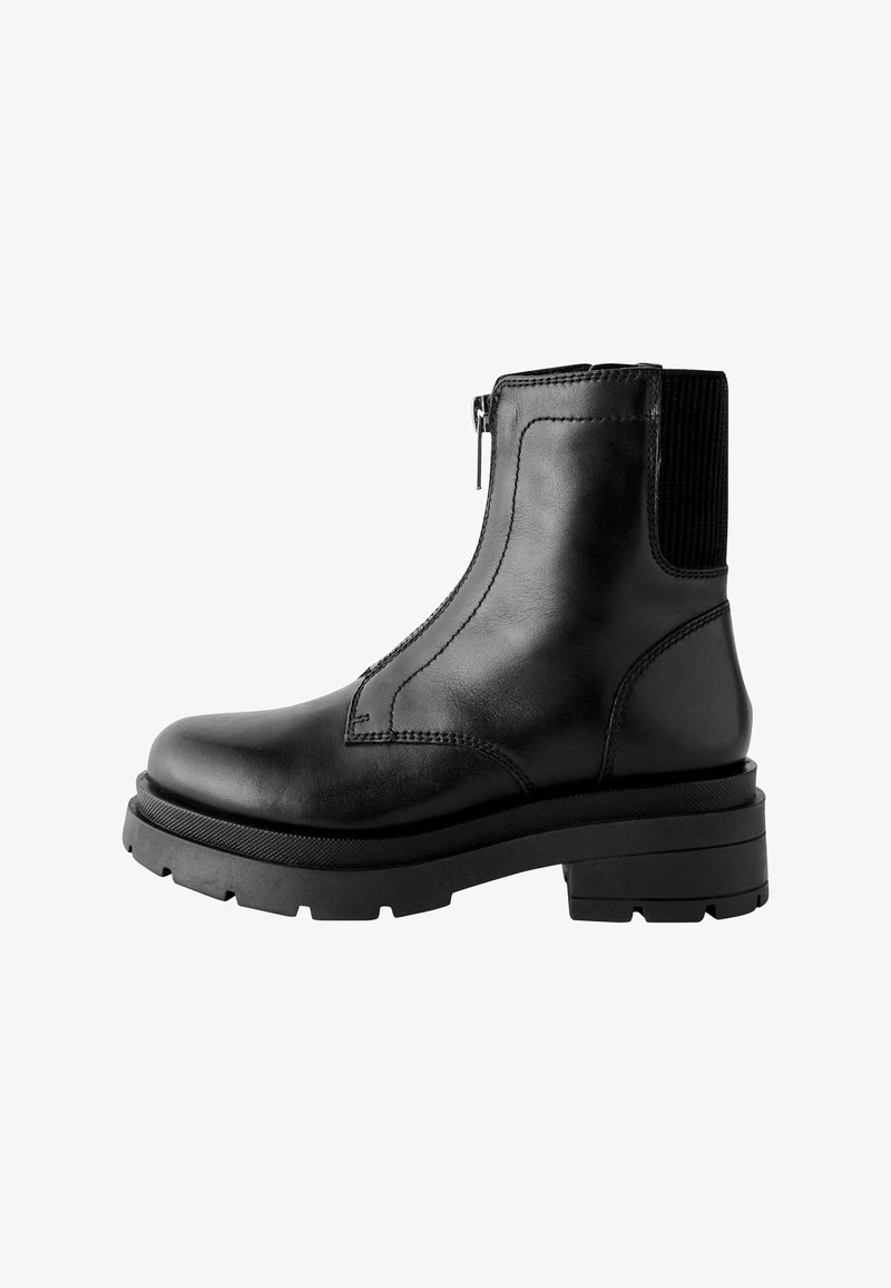 Schwarze Leder-Stiefeletten mit einer dicken Sohle, seitlichem Reißverschluss und elastischem Einsatz. Glatte Textur und rundes Zehen-Design.