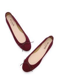 Ballerines en suède bordeaux avec un bout arrondi et un délicat nœud en accent. Semelle intérieure de couleur crème, conception à enfiler et style minimaliste.