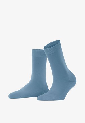 Paar schlichter blauer Socks bis zur Mitte der Wade mit gerippten Bündchen, stehend aufrecht vor weißem Hintergrund.