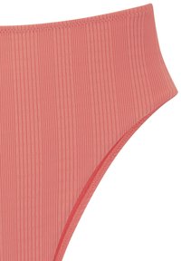 Hochgeschnittene Bikinihose in sanftem Korallenrosa, mit vertikal gerippter Textur und nahtlosen Abschlüssen für höchsten Komfort.