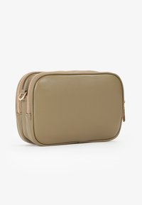 Pochette in finta pelle marrone con due scomparti con zip, texture liscia, bordi arrotondati e dettagli in metallo dorato.