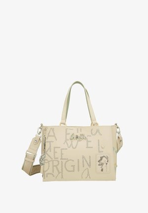 Bolso de mano de cuero sintético color beige con texto recortado, logo metálico y acentos decorativos. Cuenta con dos asas y una correa de hombro removible.