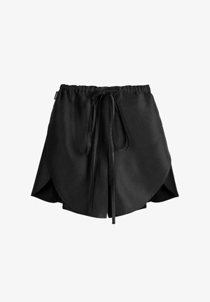 Czarne szorty casual z elastycznym paskiem w talii, sznureczkami wiązanymi z przodu i zaokrąglonymi bokami na białym tle.