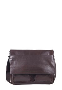 Bolso mensajero de cuero marrón con cierre de solapa, dos bolsillos frontales y una correa ajustable, con una textura suave y un hardware minimalista.