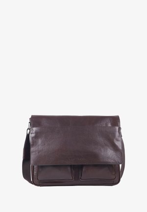 Bolso mensajero de cuero marrón con cierre de solapa, dos bolsillos frontales y una correa ajustable, con una textura suave y un hardware minimalista.