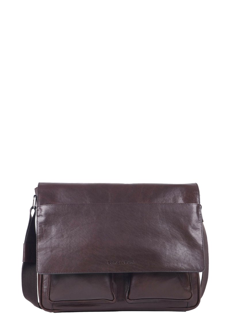 Bolso mensajero de cuero marrón con cierre de solapa, dos bolsillos frontales y una correa ajustable, con una textura suave y un hardware minimalista.