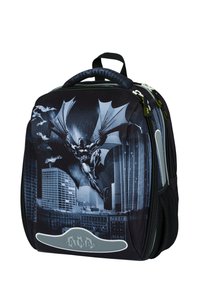 Schwarzer Stoff-Rucksack mit einem großen Grafikbild eines Superhelden, der �über eine Stadtsilhouette fliegt, ergänzt durch detaillierte Fledermäuse und silberne Akzente.