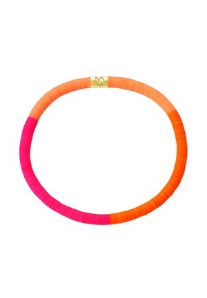 Bracelet coloré en perles avec des perles plates et rondes roses, oranges, et un fermoir doré avec un logo papillon.