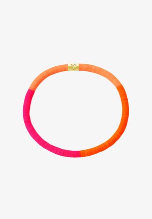 Bracelet coloré en perles avec des perles plates et rondes roses, oranges, et un fermoir doré avec un logo papillon.