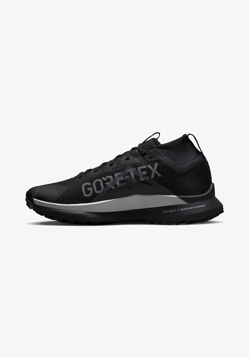 Chaussure de running Gore-Tex noire avec col montant à la cheville, semelle texturée et détails réfléchissants sur la semelle intermédiaire et la partie supérieure.