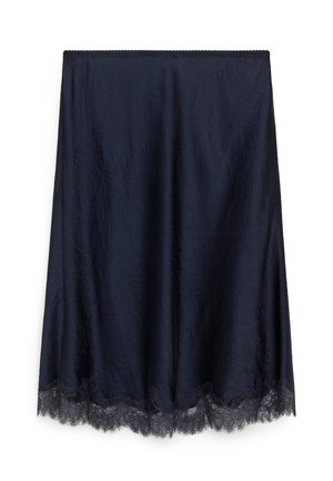 Midi saténová sukňa v námorníckej modrej farbe s čiernou volánikovou čipkou na leme, s jednoduchým pásom a hladkou textúrou.
