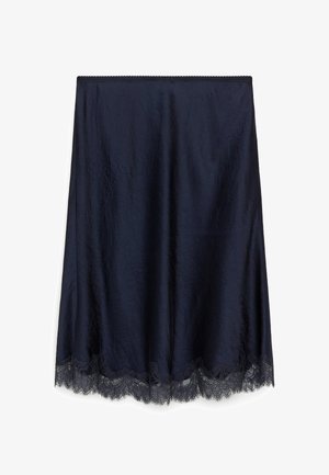 Jupe midi en satin bleu marine avec un ourlet à bordure en dentelle noire festonnée, avec une taille simple et une texture lisse.
