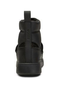 Czarne sneakersy za kostkę z gładkiego materiału skórzanego, z teksturowanymi akcentami z tkaniny, wyściełanym kołnierzem oraz pętelką z tyłu dla ułatwienia zakładania.