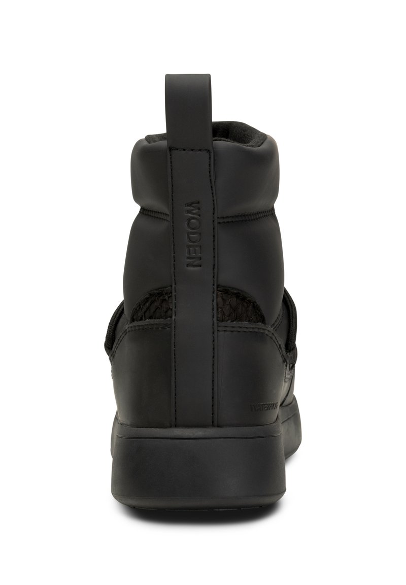 Czarne sneakersy za kostkę z gładkiego materiału skórzanego, z teksturowanymi akcentami z tkaniny, wyściełanym kołnierzem oraz pętelką z tyłu dla ułatwienia zakładania.