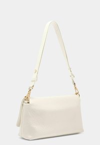 Borsa a spalla bianca testurizzata con una tracolla corta regolabile e dettagli in metallo dorato. Forma rettangolare con base piatta.