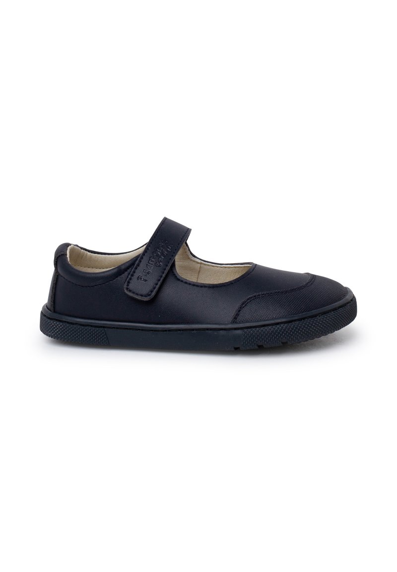 Zapato Mary Jane de cuero negro con una correa de Velcro, suela de goma, punta redondeada y detalles texturizados en la punta y la suela.