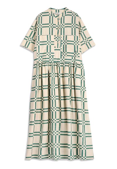 Robe midi beige à manches courtes avec motif à carreaux verts, encolure ronde, boutons sur le devant et taille froncée.