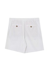 Shorts bianchi in lino con una vestibilità morbida, vita elastica e due tasche posteriori con bottoni rotondi marroni. Texture liscia, design semplice.