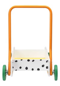 Træskubvogn med et orange håndtag, hvid krop med sorte prikker, gul inderside og grønne hjul. Enkel design for mobilitet.