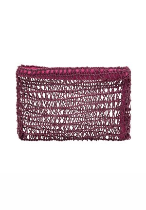 Rechthoekige kastanjebruine gehaakte clutch met open geweven patroon en een effen stoffen voering langs de bovenrand.