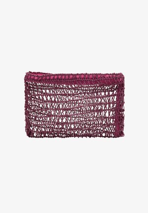 Rechthoekige kastanjebruine gehaakte clutch met open geweven patroon en een effen stoffen voering langs de bovenrand.
