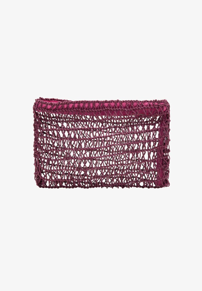 Pochette rectangulaire bordeaux en crochet avec un motif ajouré et une doublure en tissu uni sur le bord supérieur.