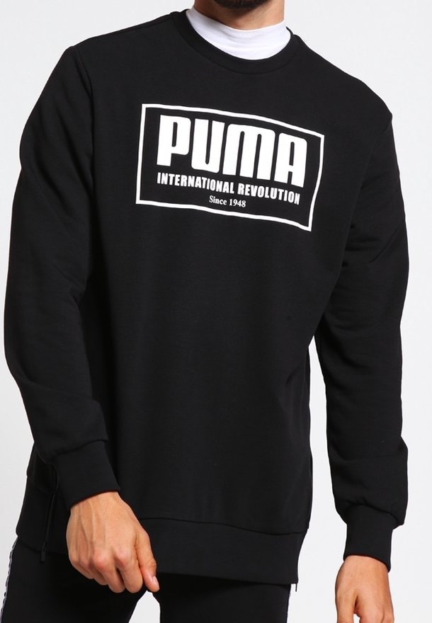 Felpa nera in misto cotone, con un grande logo bianco che recita "PUMA INTERNATIONAL REVOLUTION" e polsini e orlo a coste.
