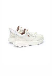Zapatillas de cuero blancas con un diseño texturizado, que cuentan con una suela ligera, detalles cosidos y un forro beige en contraste.