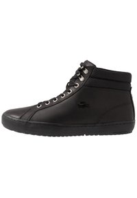 Czarny sneaker za kostkę wykonany z gładkiej skóry, z teksturowanym materiałowym kołnierzem, wyposażony w metalowe przelotki i tłoczony detal logo po boku.