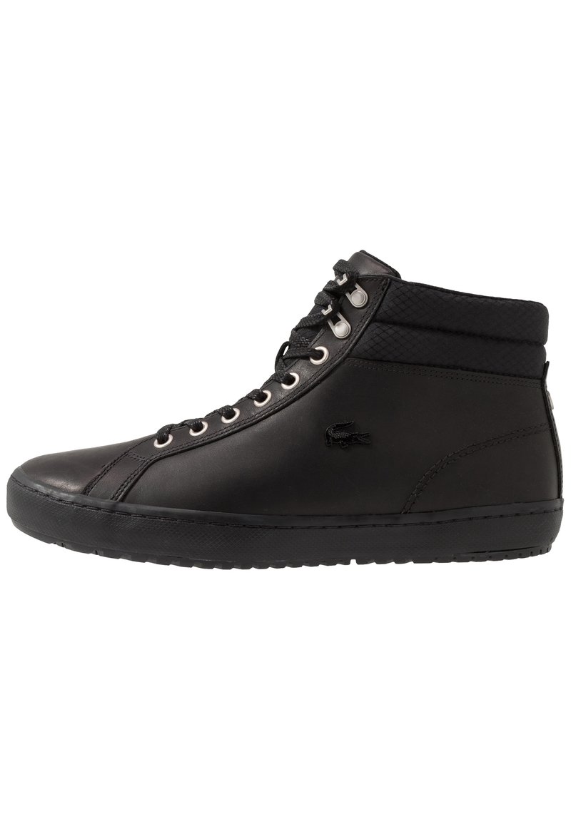 Czarny sneaker za kostkę wykonany z gładkiej skóry, z teksturowanym materiałowym kołnierzem, wyposażony w metalowe przelotki i tłoczony detal logo po boku.