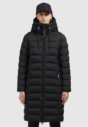 Manteau long noir rembourré avec un col haut, fermeture éclair à l'avant et cordons de serrage ajustables. Présente un logo discret et des poches latérales.