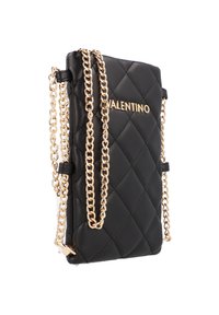 Borsa a tracolla nera in pelle trapuntata con tracolla in catena dorata e logo impresso. Presenta una forma rettangolare snella e una texture liscia.