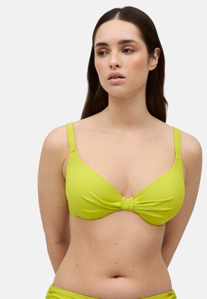 Top de bikini verde lima con copas triangulares, tirantes finos y un detalle de lazo en el centro. Textura de tela suave, diseño sin costuras y con un hardware mínimo.