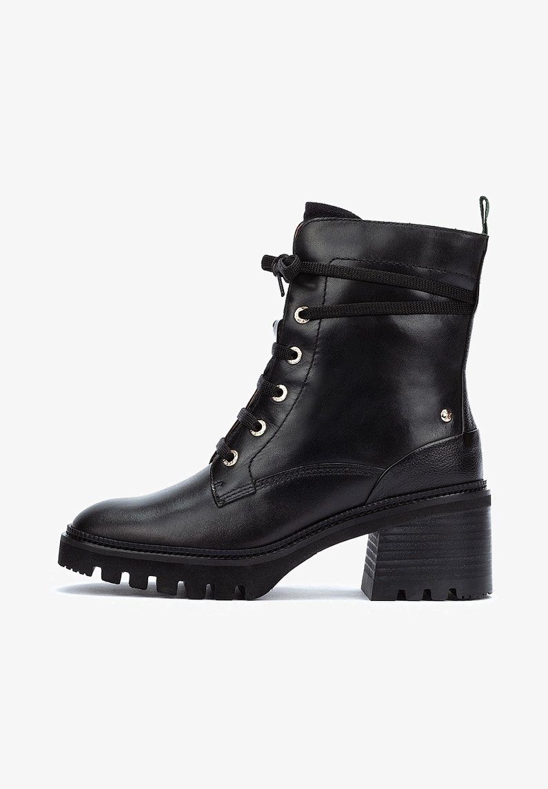 Bottines en cuir noir avec une semelle à talon épais, ornées d'œillets dorés, de lacets et d'un talon texturé.