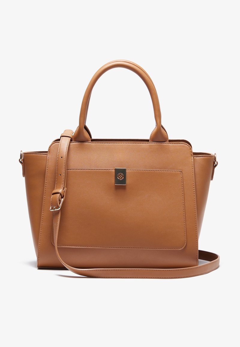 Bolso de piel marrón con forma estructurada, doble asa, correa de hombro desmontable y un bolsillo delantero con un detalle metálico.