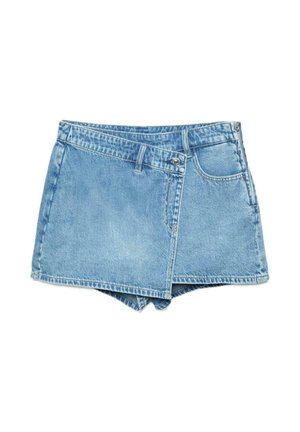 Jasnoniebieska spódnica spodenki z denimu z asymetrycznym paskiem w talii, zapięciem na guziki z przodu, suwakiem oraz bocznymi i przednimi kieszeniami.