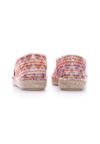 Espadrilles colorés tissés avec un dos ouvert, ornés de fils roses, orange et violets. Semelle en jute avec une finition texturée.