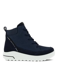 Sneaker alte navy con tomaia in pelle scamosciata e tessuto, suola in gomma bianca, punta tonda, lacci e linguetta sul tallone.