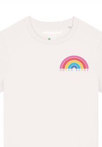 Weißes Baumwoll-T-Shirt mit Rundhalsausschnitt, das eine bunte Regenbogengrafik zeigt und darunter den Text "WOMEN POWER" trägt.