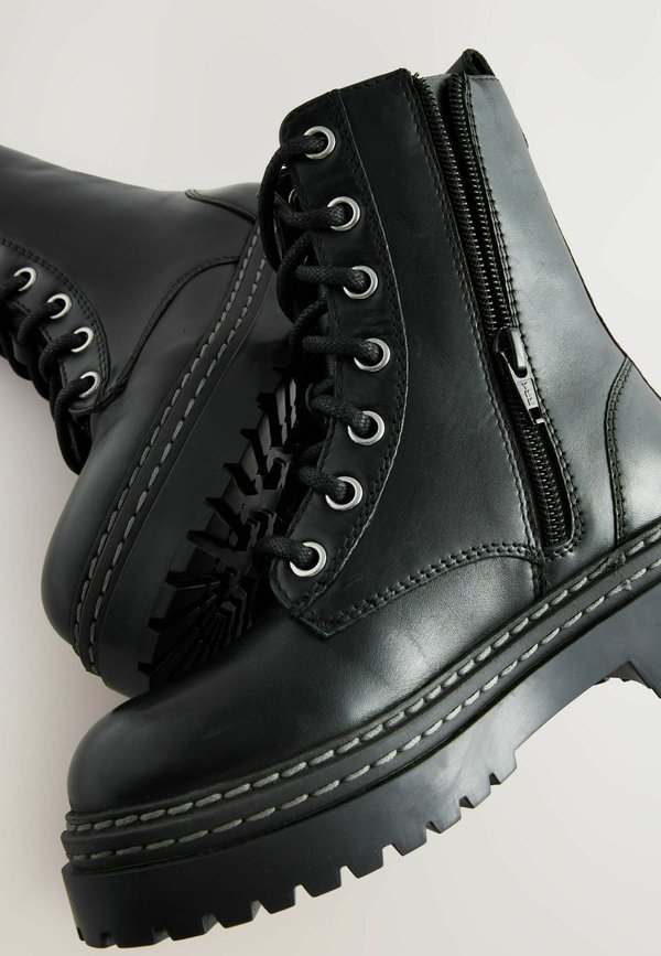 REGULAR FIT – CHUNKY – Schnürstiefelette