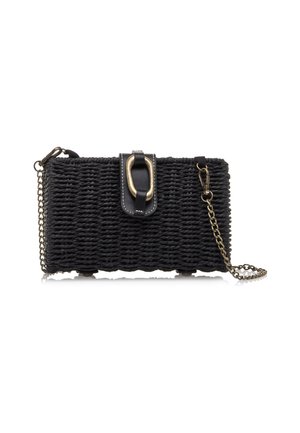 Sac à main rectangulaire tissé noir avec boucle ovale en ton doré et bandoulière amovible sur fond blanc.