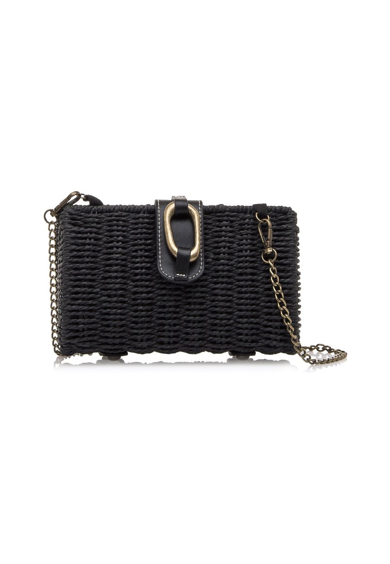 Sac à main rectangulaire tissé noir avec boucle ovale en ton doré et bandoulière amovible sur fond blanc.