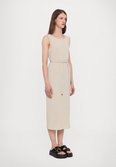 Vestido midi bege com nervuras, decote redondo e cintura com cordão, combinado com sandálias plataforma com fivelas duplas.
