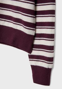 Sweter dzianinowy w pionowe bordowe i białe paski, z prążkowanymi mankietami i dołem. Miękka tekstura, materiał średniej wagi.