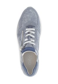 Blauwe sneaker met gestructureerde stof, suède accenten, witte vetersluiting en een zijrits. Heeft een ronde neus en een gevoerde kraag.