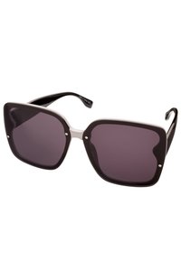 Mustat aurinkolasit, joissa on leveä neliömäinen kehys ja tummat liukuväritteiset linssit. Kehyksessä on vaaleansävyinen korostus ylhäällä sekä pieniä metallinappeja.