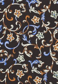 Ciemny materiał z kwiatowym wzorem, zawierający niebieskie, pomarańczowe i zielone kwiaty, wpleciony w brązowe i białe wijące się liny.