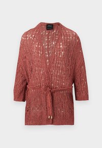 Καρντιγκάν ανοιχτού πλεξίματος σε σκουριά απόχρωση με μανίκια τριών τετάρτων και πλεγμένη ζώνη δεμένη στη μέση, παρουσιασμένο σε λευκό φόντο.